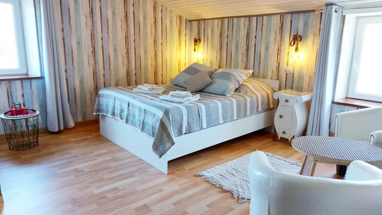 Bed and Breakfast Moulin De Mauzac Saint-Just-Luzac Екстер'єр фото